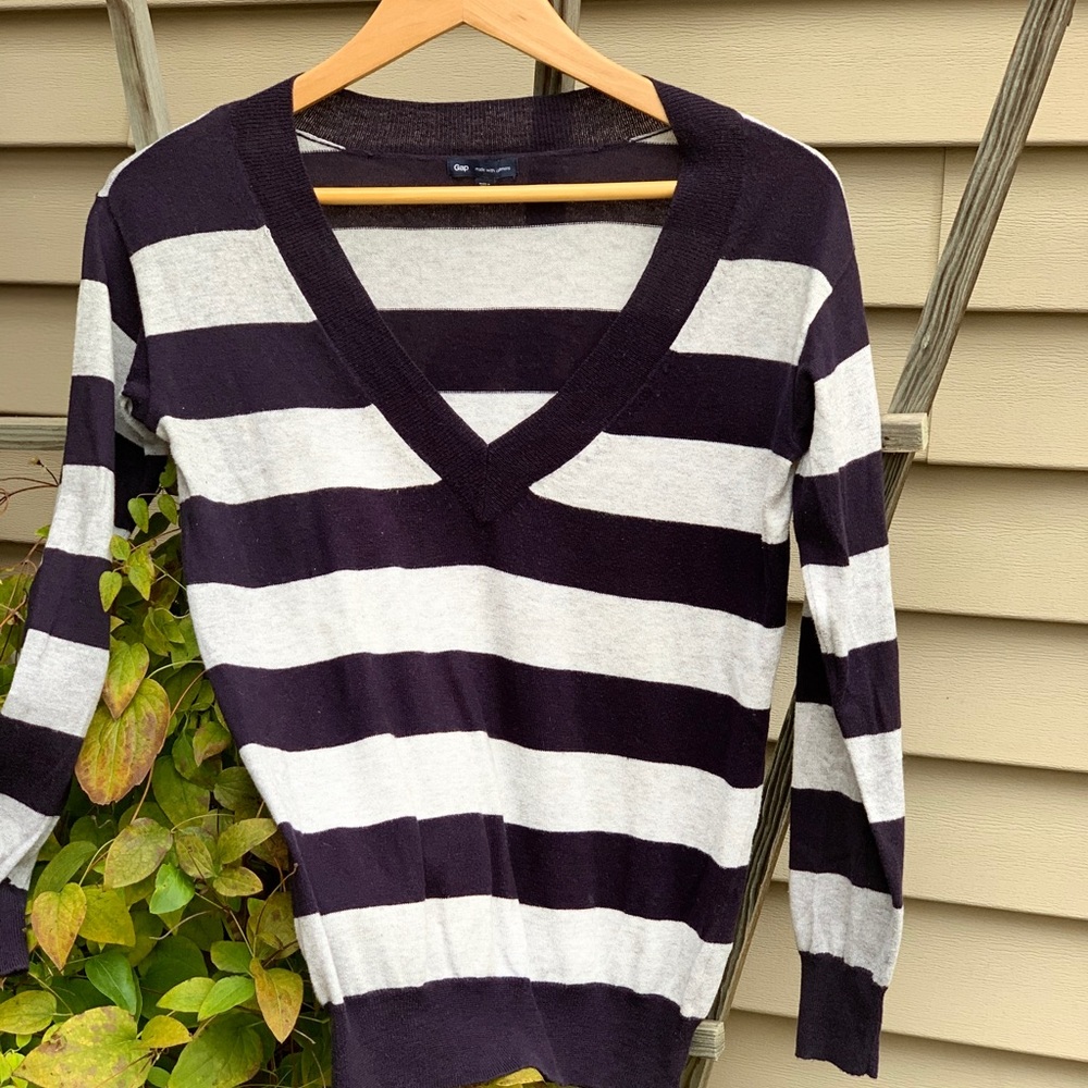 Gap Navy and grey strike XS sweater